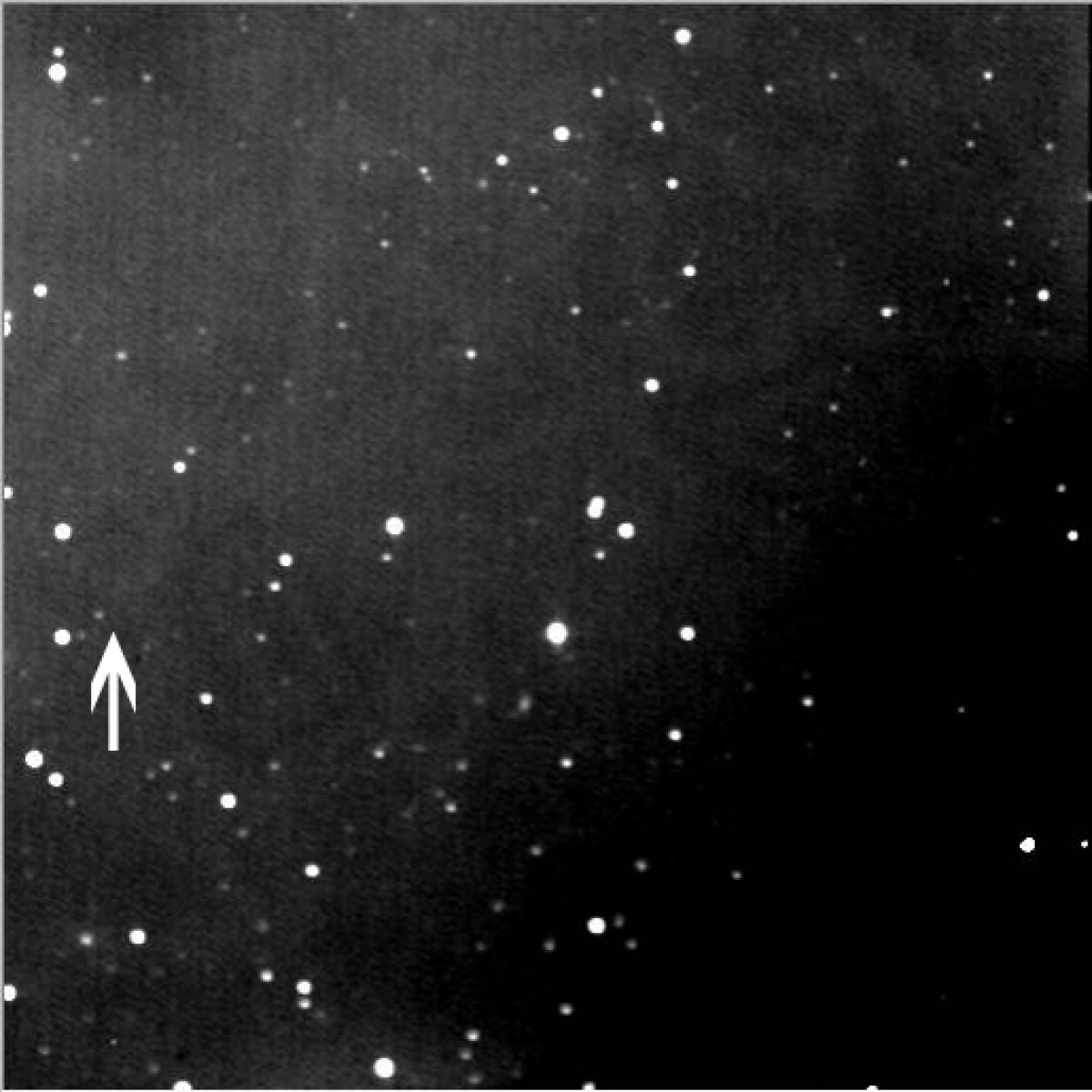 Asteroid 2002 EM7 - minul 8.března 2002 Zemi o pouhých 460 tisíc kilometrů. Objevena byla projektem LINEAR až 12.března, tj. 4 dni po nejtěsnějším přiblížení k Zemi. Planetka je přibližně stejně velká jako těleso, které způsobilo v červnu 1908 tunguzskou katastrofu. Na dvou prolínajících se snímcích je planetka nad šipkou. Snímky byly pořízeny dne 13.března 2002 1,06-m teleskopem KLENOT Observatoře Kleť vybaveným CCD kamerou Photometrics S300. Zobrazené pole má velikost 18 x 18 úhlových minut, sever je nahoře a západ vpravo.